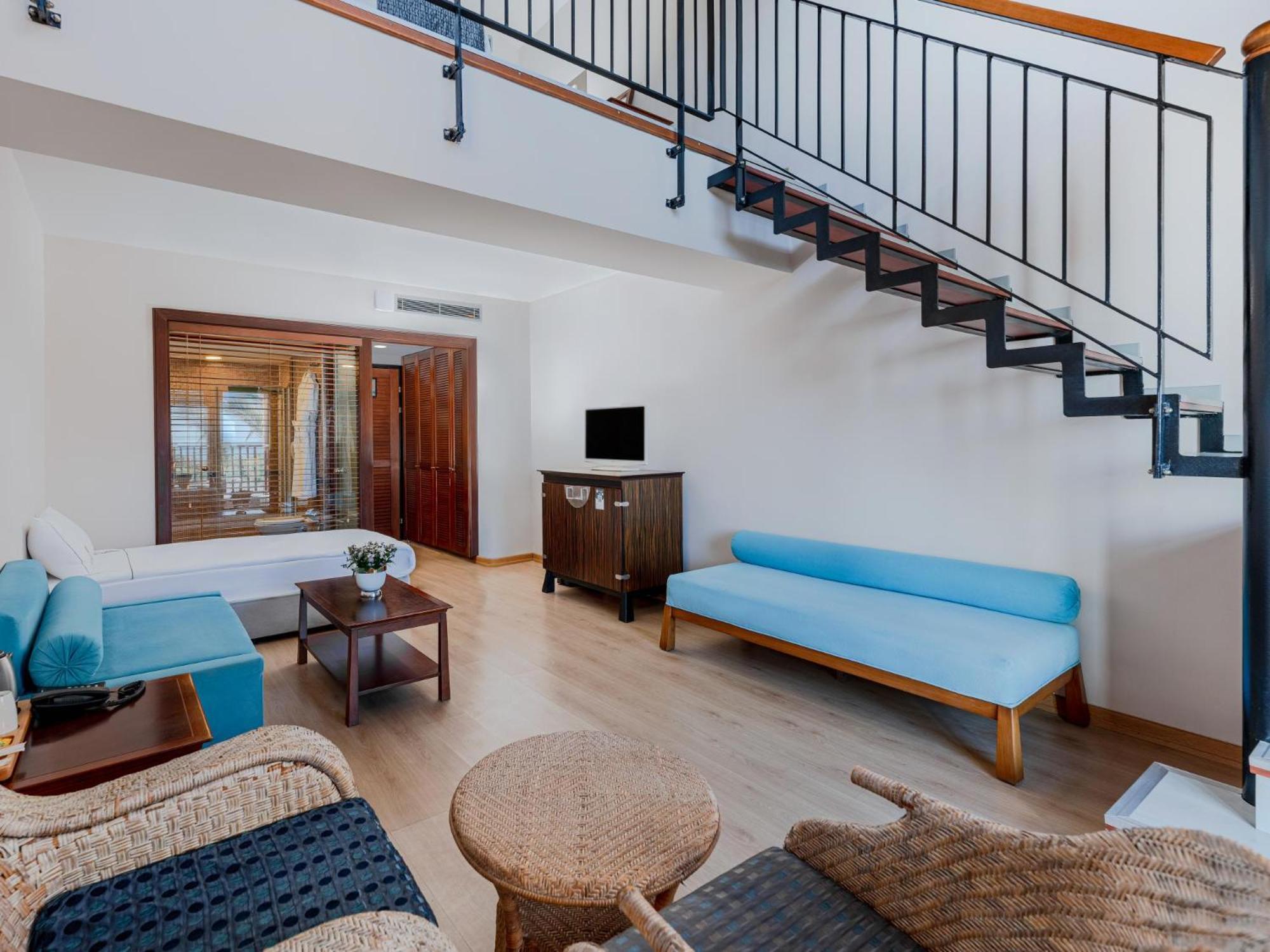 Asteria Family Resort Belek أنطاليا المظهر الخارجي الصورة A living room in a suite at the hotel